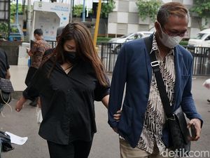 Wina Natalia Tampil Serba Hitam saat Jenguk Anji