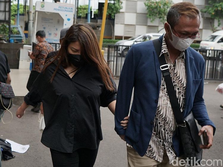Wina Natalia Tampil Serba Hitam saat Jenguk Anji
