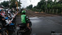 Menerobos palang pintu perlintasan sebidang rel kereta api sangat membahayakan keselamatan jiwa.   