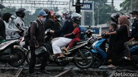 Ketentuan pidana penerobosan di perlintasan KA diatur dalam Pasal 296 UU No 22 Tahun 2009 tentang Lalu Lintas Angkutan Jalan (LLAJ).  