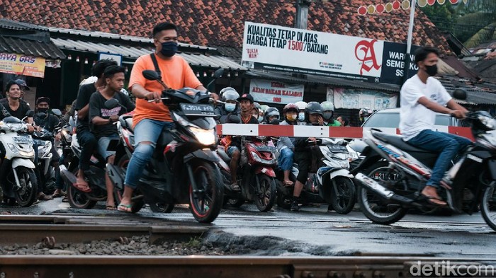 Menerobos palang pintu perlintasan sebidang rel kereta api sangat membahayakan keselamatan jiwa. Pengendara yang terbukti menerobos perlintasan bisa dikenakan denda maksimal Rp 750 ribu.