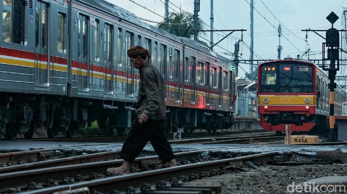 Awas! Terobos Palang Pintu KA Bisa Didenda 750 Ribu Menerobos palang pintu perlintasan sebidang rel kereta api sangat membahayakan keselamatan jiwa. Pengendara yang terbukti menerobos perlintasan bisa dikenakan denda maksimal Rp 750 ribu.