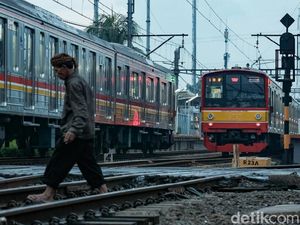 Viral Video Kereta Disetop gegara Banyak Pemotor Terobos Palang Rel