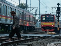 Viral Video Kereta Disetop gegara Banyak Pemotor Terobos Palang Rel