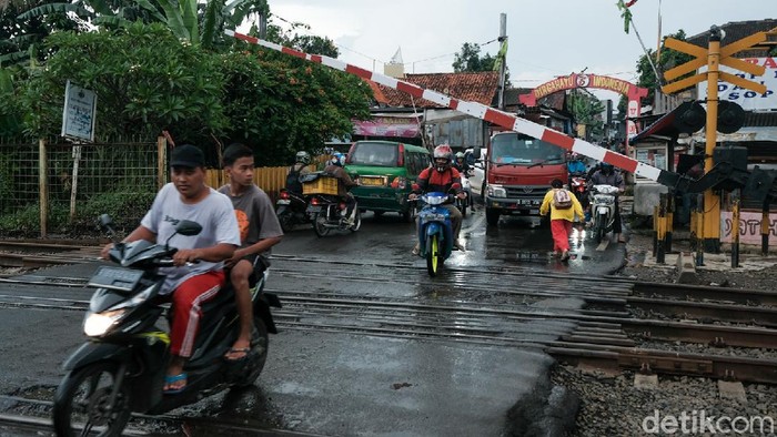 Menerobos palang pintu perlintasan sebidang rel kereta api sangat membahayakan keselamatan jiwa. Pengendara yang terbukti menerobos perlintasan bisa dikenakan denda maksimal Rp 750 ribu.