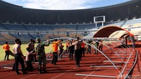 Sejumlah petugas gabungan yang terdiri dari TNI, Polri, Gober Kecamatan Gedebage, DPU, DLHK dan Dispora Kota Bandung mempersiapkan area Stadion Gelora Bandung Lautan Api (GBLA) yang akan menjadi lokasi vaksinasi COVID-19 massal, Bandung, Rabu (16/6/2021).