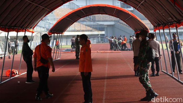 Bandung Siaga Corona, Stadion GBLA Jadi Lokasi Vaksinasi Massal Stadion Gelora Bandung Lautan Api (GBLA) dipersiapkan jadi lokasi vaksinasi COVID-19 massal. Rencananya 5 ribu warga akan disuntik vaksin Corona besok.