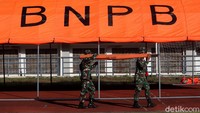 Pantauan detikcom di Stadion GBLA, Rabu (16/6/2020), petugas gabungan TNI, Polri dan BNPB melakukan pemasangan tenda di kawasan dalam stadion atau di bagian jalur lari.