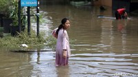 Banjir dengan ketinggian 1 meter masih terjadi Perumahan Pondok Hijau Permai hingga siang ini.