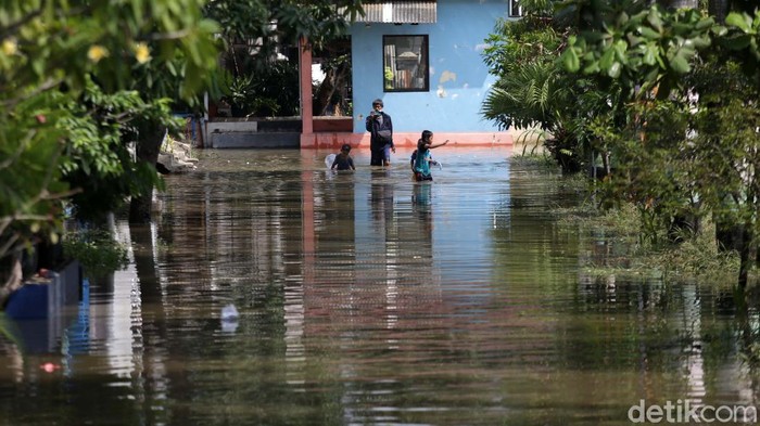 Banjir Rendam Perumahan Pondok Hijau Permai Bekasi Banjir merendam Perumahan Pondok Hijau Permai, Bekasi Timur, Kota Bekasi, Jawa Barat. Banjir ini disebabkan hujan deras yang terjadi pada Selasa, 15 Juni 2021.