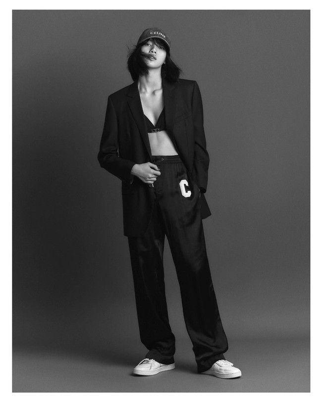 Lisa Blackpink lebih sering bergaya sporty. Dalam pemotretan kali ini ia pun memadukan blazer dengan bra dan celana juga sneakers hingga topi seperti ciri khasnya. Foto: Instagram