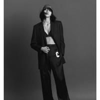 Lisa Blackpink lebih sering bergaya sporty. Dalam pemotretan kali ini ia pun memadukan blazer dengan bra dan celana juga sneakers hingga topi seperti ciri khasnya. Foto: Instagram