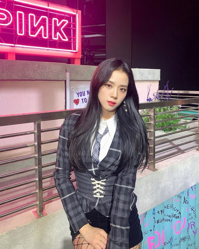 Sedangkan dalam penampian kali ini, Jisoo memadukan blazer dengan korset. Ia juga memakai dasi dan stocking jaring-jaring yang membuat penampilannya semakin unik. Foto: Instagram