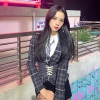 Sedangkan dalam penampian kali ini, Jisoo memadukan blazer dengan korset. Ia juga memakai dasi dan stocking jaring-jaring yang membuat penampilannya semakin unik. Foto: Instagram