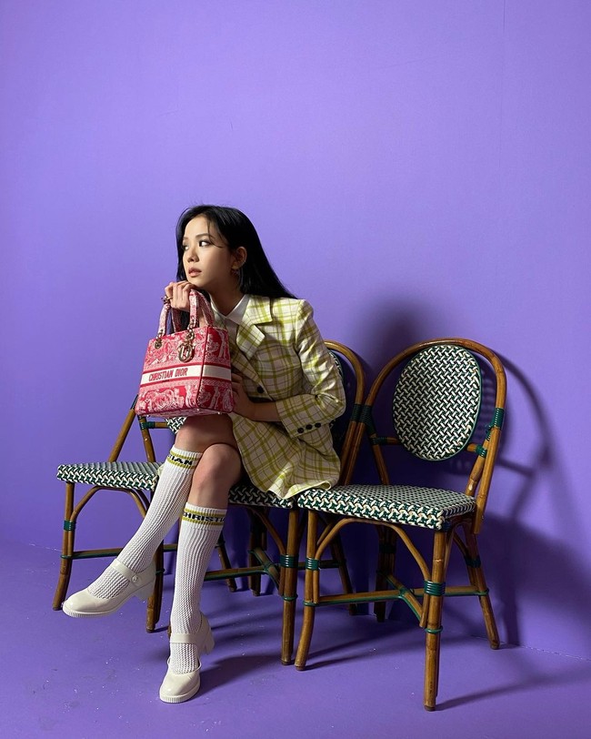 Jisoo Blackpink baru-baru ini menjadi muse dari koleksi fashion terbaru Dior, brand yang mensponsorinya. Dalam sebuah pemotretan, ia pun tampil dengan gaya khas yakni setelan blazer dan rok yang dipadukan dengan kaus kaki panjang hingga tas Dior. Dibanding member lain, Jisoo memang lebih sering tampil feminin.  Foto: Instagram