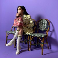 Jisoo Blackpink baru-baru ini menjadi muse dari koleksi fashion terbaru Dior, brand yang mensponsorinya. Dalam sebuah pemotretan, ia pun tampil dengan gaya khas yakni setelan blazer dan rok yang dipadukan dengan kaus kaki panjang hingga tas Dior. Dibanding member lain, Jisoo memang lebih sering tampil feminin.  Foto: Instagram