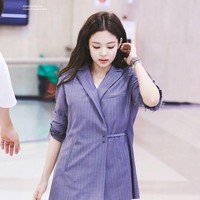 Dalam salah satu gaya airport-nya, Jennie Blackpink kedapatan mengenakan blazer berpotongan kimono berpotongan longgar. Ia terlihat seksi karena menerapkan gaya no-pants. Foto: dok. Fansite