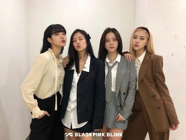 Keempat personel Blackpink dikenal punya gaya fashion yang berbeda. Gaya khas Lisa, Jennie, Jisoo, dan Rose pun terlihat dari bagaimana mereka menerapkan blazer di keseharian, saat tampil, atau pemotretan.  Foto: Dok. YG Entertainment