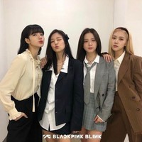 Keempat personel Blackpink dikenal punya gaya fashion yang berbeda. Gaya khas Lisa, Jennie, Jisoo, dan Rose pun terlihat dari bagaimana mereka menerapkan blazer di keseharian, saat tampil, atau pemotretan.  Foto: Dok. YG Entertainment