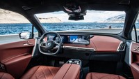 Layar hiburan dengan OS terbaru menampilkan interface yang lebih segar, dan mengurangi jumlah tombol fisik dan sakelar. Foto: Dok. BMW