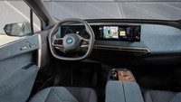 Di bagian interior tampak minimalis dengan menampilkan setir persegi yang khas dan panel layar melengkung dengan BMW Operating System 8.  Foto: Dok. BMW