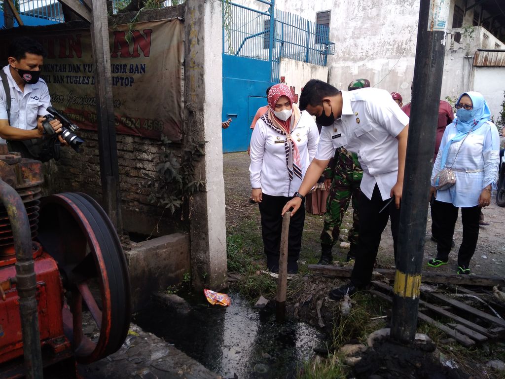 Bobby saat sidak cek lumpur di parit yang mampet di Medan (Datuk-detikcom)