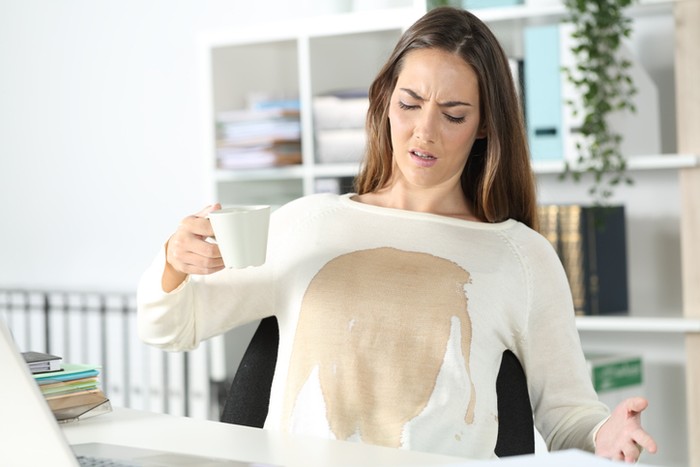 Cara Mudah Hilangkan Noda Kopi di Baju Putih, Pakai Larutan Ini