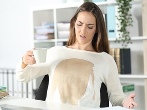 Cara Mudah Hilangkan Noda Kopi di Baju Putih, Pakai Larutan Ini