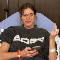 Clara juga mengunggah fotonya saat dirawat di UGD setelah insiden tersebut. Kamu kerennn! tulis model Kaia Gerber mengomentari foto itu. Pujian dan dukungan juga datang dari model Martha Hunt. Kamu si seksi yang pemberani, tulisnya. Foto: Instagram/claramcgregor