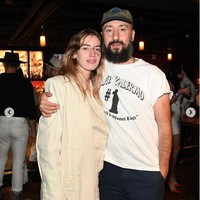 Dalam keterangan tersebut, Clara mengucapkan kepada rumah mode Fendi yang telah menyiapkan busana untuk kesempatan spesial tersebut. Setelan bersiluet longgar berwarna coklat muda. Rambutnya yang tergerai bebas mempertegas kecantikan yang alami.  Foto: Instagram/claramcgregor