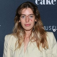 “Ketika seekor anjing harus membuatmu masuk ke UGD sekitar 30 menit sebelum karpet merah,” tulis aktris 25 tahun itu sebagai keterangan foto yang memperlihatkan penampilannya di karpet merah tersebut. Tampak luka yang masih segar terlihat di hidung dan di bawah mata kirinya. (Foto: Instagram/claramcgregor)