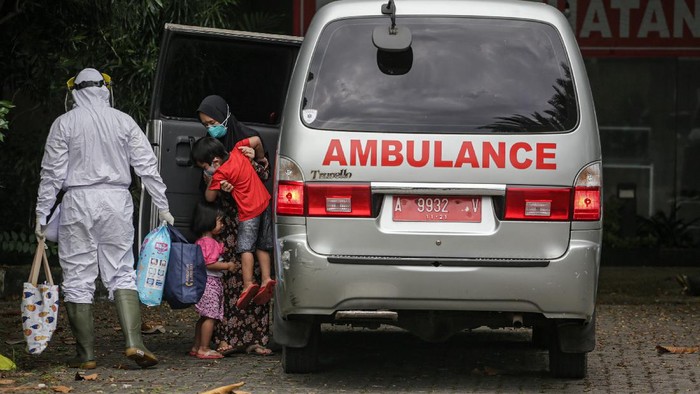 Corona Merebak, Hotel Isolasi COVID-19 di Kabupaten Tangerang Penuh Kasus COVID-19 di berbagai wilayah Indonesia kembali menanjak. Di Kabupaten Tangerang, jumlah keterisian tempat tidur di rumah karantina COVID-19 pun penuh.