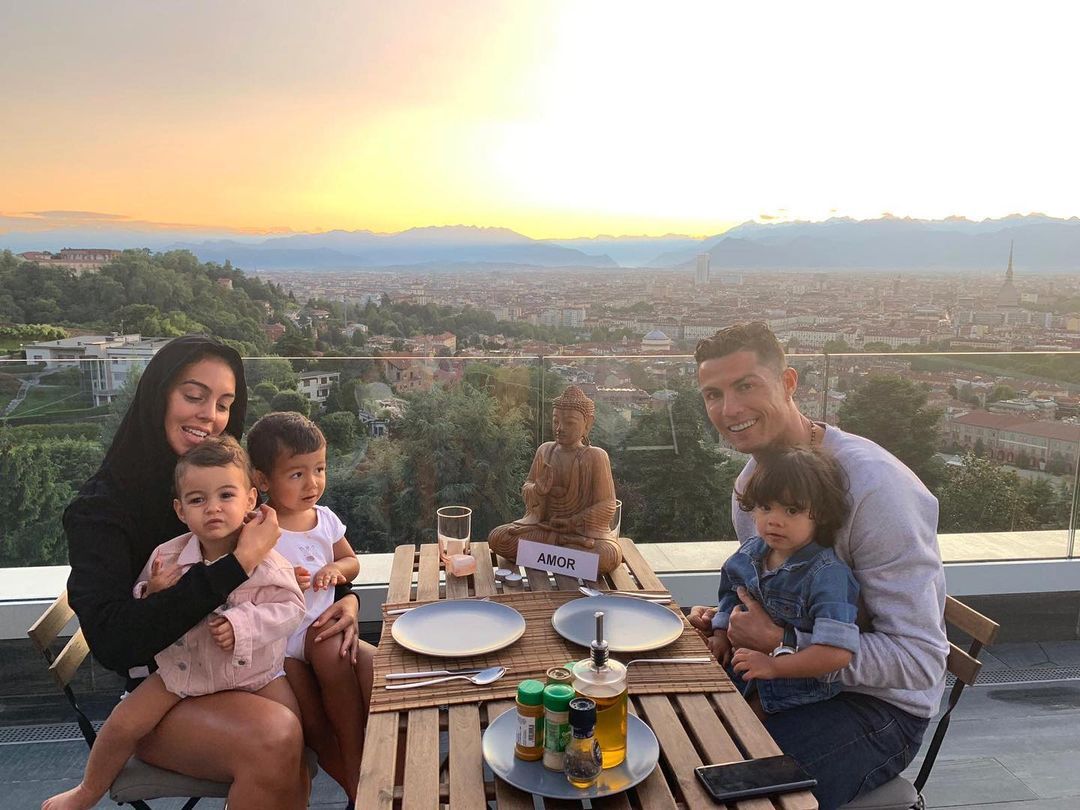 Cristiano Ronaldo Sosok 'Family Man' yang Hobi Makan Bareng Keluarga