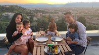 Bukti lain kalau Ronaldo adalah sosok family man. Selesai bertanding sepak bola, ia bahagia pulang ke rumah dan habiskan waktu makan bersama dengan pemandangan indah.