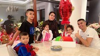 Kalau ini momen ulang tahun Ronaldo yang ke-36. Ia didampingi pasangan dan 4 orang anaknya. Mereka terlihat bahagia sebelum hendak menyantap kue ulang tahun. 