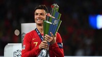 Meski terlihat sepele, aksi Ronaldo menyingkirkan Coca-Cola ternyata membuat perusahaan minuman soda ternama ini rugi Rp 57 triliun. Hingga kini, nama Ronaldo pun masih jadi sorotan.