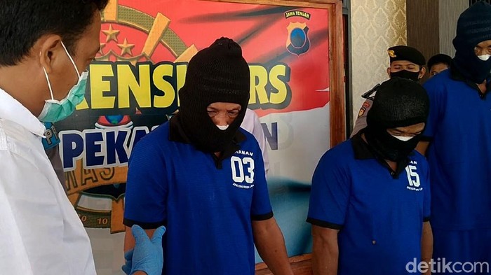 Sejumlah kakek ditangkap polisi karena mencuri kambing. Dalam waktu 3 bulan kakek-kakek ini sukses gondol 14 kambing di sejumlah tempat di Kabupaten Pekalongan.