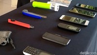 Selain menampilkan para pelaku, polisi juga memperlihatkan sejumlah barang bukti saat menggelar konferensi pers di Mapolres Pekalongan, Jawa Tengah, Rabu (16/6/2021).  