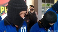 Saat ini polisi juga memburu penadah yang menjadi langganan pelaku menjual hasil curiannya.