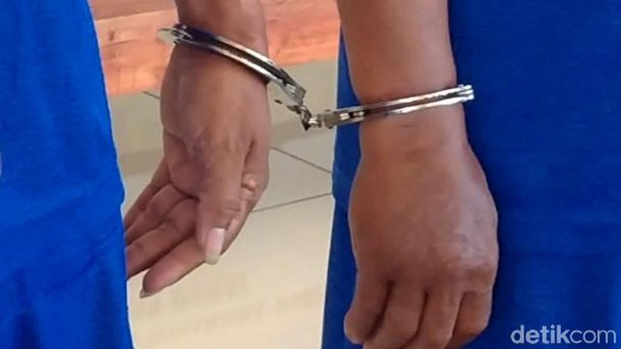 Sejumlah kakek ditangkap polisi karena mencuri kambing. Dalam waktu 3 bulan kakek-kakek ini sukses gondol 14 kambing di sejumlah tempat di Kabupaten Pekalongan.