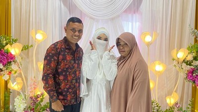 Foto: Momen Haru Ayah Pendeta Datang ke Pernikahan Putrinya yang Bercadar