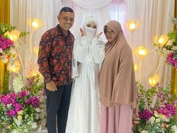 Foto: Momen Haru Ayah Pendeta Datang ke Pernikahan Putrinya yang Bercadar