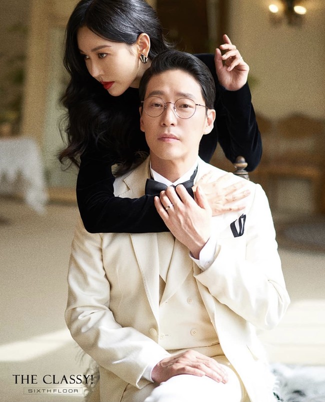 Dalam episode dua The Penthouse 3, Cheon Seo Jin (pemain Kim So Yeon) mengancam suaminya dengan foto bukti penyamarannya. Joo Dan Tae (pemain Uhm Ki Joon) menyamar sebagai kakek tua saat ‘membunuh’ Logan Lee. Foto: dok. Instagram studiowonkyu