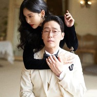 Dalam episode dua The Penthouse 3, Cheon Seo Jin (pemain Kim So Yeon) mengancam suaminya dengan foto bukti penyamarannya. Joo Dan Tae (pemain Uhm Ki Joon) menyamar sebagai kakek tua saat ‘membunuh’ Logan Lee. Foto: dok. Instagram studiowonkyu