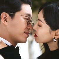 Meskipun terlihat mesra, Joo Dan Tae (pemain Uhm Ki Joon) dan Cheon Seo Jin (pemain Kim So Yeon) memanfaatkan satu sama lain. Keduanya berpura-pura akur untuk meningkatkan nilai saham Cheong Ah Foundation. Foto: dok. Instagram studiowonkyu