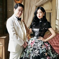 Pasangan licik drama Korea The Penthouse 3 ini bikin penonton geram. Joo Dan Tae (pemain Uhm Ki Joon) dan Cheon Seo Jin (pemain Kim So Yeon) menjebak Oh Yoon Hee atas kematian Shim Su Ryeon, lalu menikah. Foto: dok. Instagram studiowonkyu