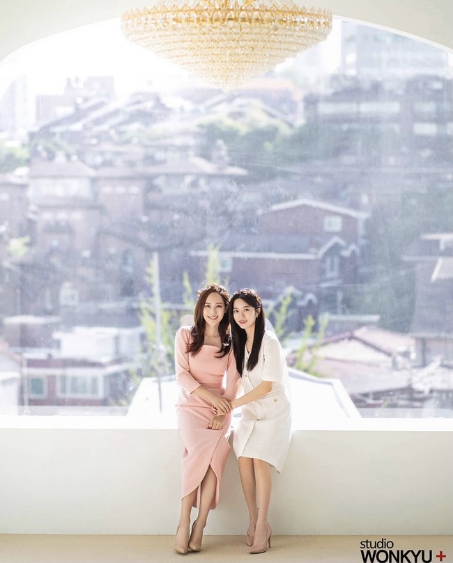 Pasangan ibu dan anak dalam drama Korea The Penthouse 3 ini kompak mengenakan flower crown. Eugene tampak anggun dalam balutan dress berwarna pink. Di sampingnya ada Kim Hyun Soo yang mengenakan dress putih. Foto: dok. Instagram studiowonkyu