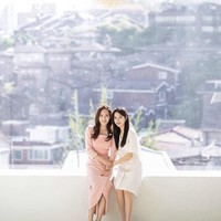 Pasangan ibu dan anak dalam drama Korea The Penthouse 3 ini kompak mengenakan flower crown. Eugene tampak anggun dalam balutan dress berwarna pink. Di sampingnya ada Kim Hyun Soo yang mengenakan dress putih. Foto: dok. Instagram studiowonkyu