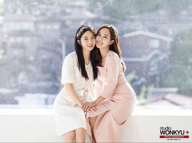 Oh Yoon Hee (pemain Eugene) dan Bae Ro Na (pemain Kim Hyun Soo) akhirnya bertemu kembali di The Penthouse 3. Sang ibu baru dibebaskan dari penjara, setelah menyerahkan diri atas kasus pembunuhan Min Seol Ah. Foto: dok. Instagram studiowonkyu