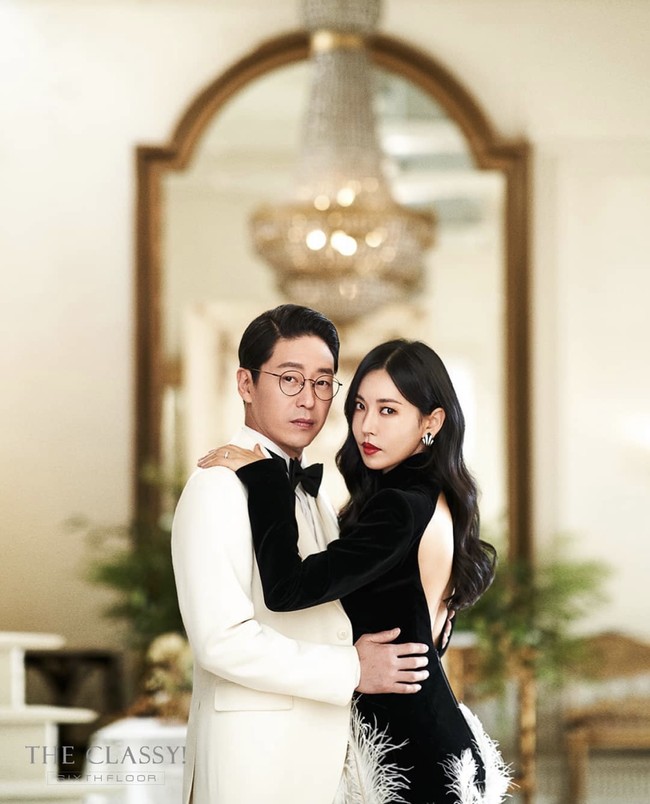 Dalam foto ini, Kim So Yeon mengenakan gaun mewah berwarna hitam koleksi Bridal Kong. Uhm Ki Joon pun terlihat gagah dalam balutan setelan jas berwarna broken white, lengkap dengan vest dari NICHE FOR GROOM. Foto: dok. Instagram studiowonkyu